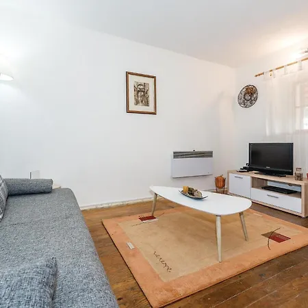 Vikendica Lovely In